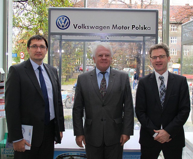 Polkowicki Volkswagen chce zacieśnić współpracę z Politechniką Wrocławską. Pierwsze spotkanie już się odbyło. VW MP reprezentowali Christian Bleiel (z prawej), prezes zarządu oraz Tomasz Lewandowski (z lewej), a Politechnikę prof. Edward Chlebus (w środku), dziekan Wydziału Mechanicznego.