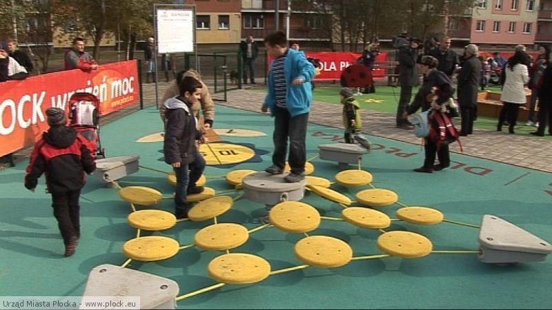 Na Podolszycach otwarto nowoczesny plac zabaw dla dzieci