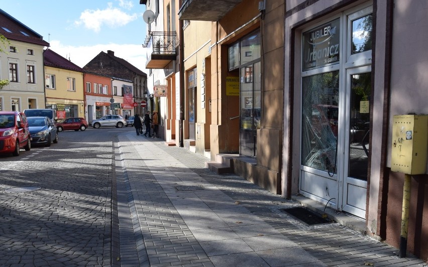 Wjechał w witrynę sklepu jubilerskiego, okradł a auto spalił