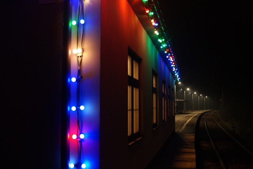 Dworzec na Paruszowcu cały w kolorowych świątecznych lampkach