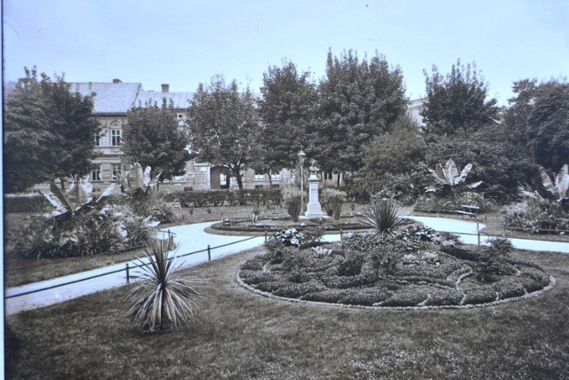 Niewielki pomnik Fryderyka Chopina na Plantach, skwer naprzeciw klasztoru Reformatów. Został zdemontowany w 1931 r.