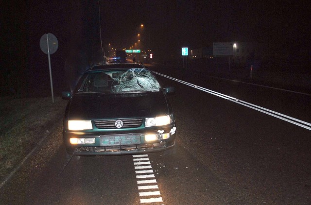 Potrącona przez passata 23-latka w ciężkim stanie trafiła do szpitala