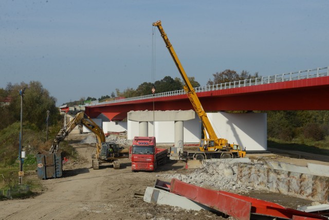 W ubiegłym roku zakończyło się wiele drogowych inwestycji w naszym regionie. Jednak 2021 rok przyniesie następne. Infrastruktura drogowa w Lubuskiem regularnie się poprawia i tak też będzie od stycznia. Na które drogi znajdą się pieniądze?

 Czytaj więcej na kolejnych slajdach. Posługuj się klawiszami strzałek, myszką lub gestami 

WIDEO: Budowa drogi S3. Wirtualny przejazd najdłuższym pozamiejskim tunelem w Polsce

Źródło: GDDKiA/x-news