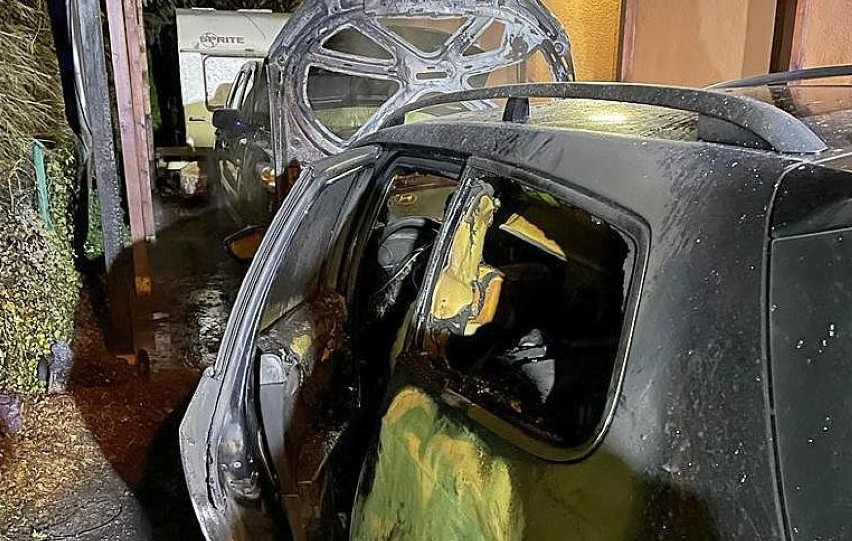 Groźny pożar dwóch samochodów w Kunicach. Auta doszczętnie spłonęły