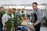 Seniorzy z Łęczyckiego Uniwersytetu Trzeciego Wieku wzięli udział w warsztatach kulinarnych