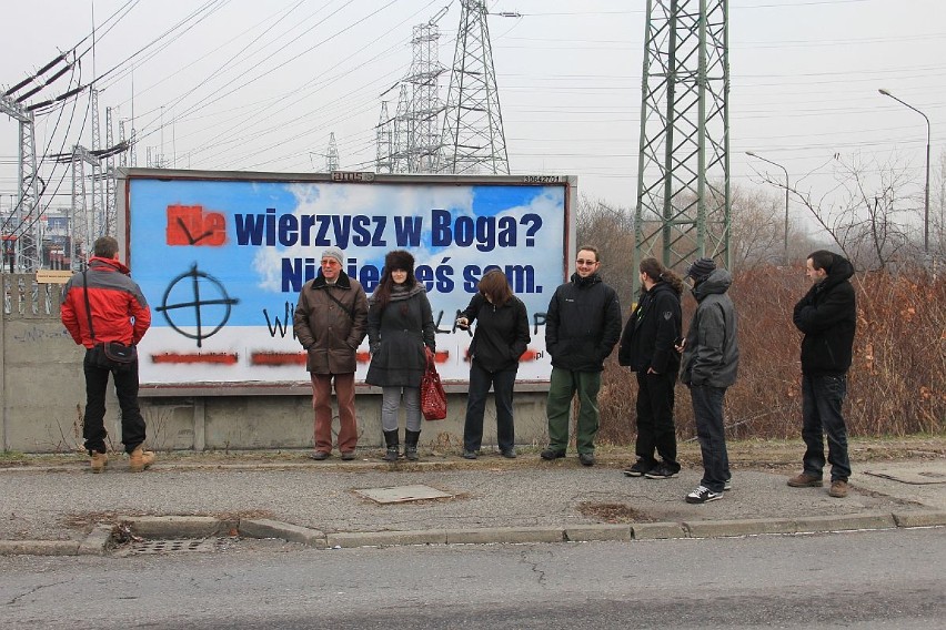 Ateiści zrobili sobie wspólne zdjęcie przy billboardzie