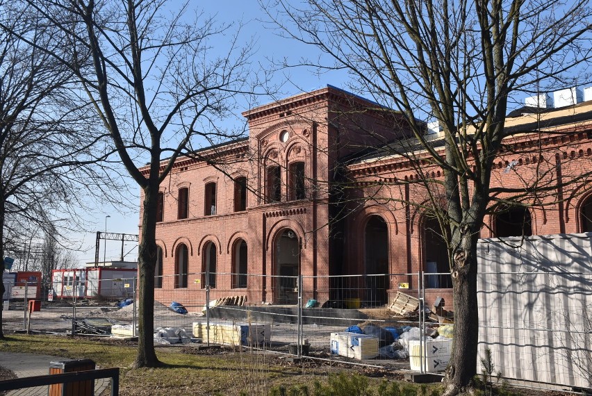 Trzemeszno. Trwa remont dworca PKP. Budynek z dnia na dzień pięknieje