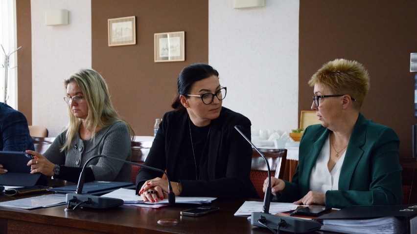 Na powiatowej komisji zdrowia w Radomsku o finansach i pomocy uchodźcom z Ukrainy