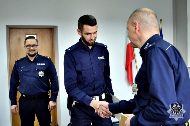 Komendant wałbrzyskiej policji wręczył st. post. Pawłowi Łabudzie list gratulacyjny. W czasie wolnym od służby funkcjonariusz uratował życie pary z Czech, która zsunęła się ze zbocza górskiego w rejonie Śnieżki