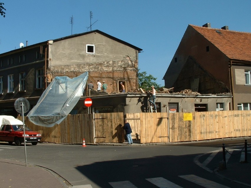 Dziś znajduje się tam budynek KRUS.