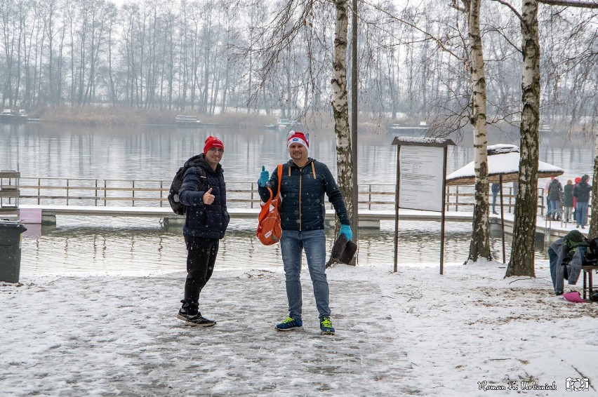 [b]Mikołajkowe morsowanie nad zalewem w Gołuchowie odbyło się w niedzielę 5 grudnia! Tłumy nad zalewem. Zobaczcie zdjęcia[/b]
