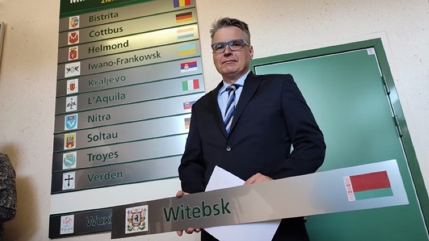 Prezydent Janusz Kubicki zdejmuje ze ściany nazwy miast...