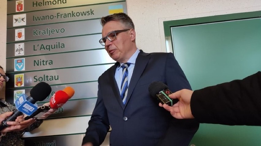 Prezydent Janusz Kubicki zdejmuje ze ściany nazwy miast...