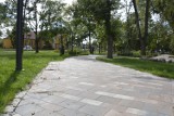 Wandale zniszczyli ławki w odnowionym parku w Łowiczu