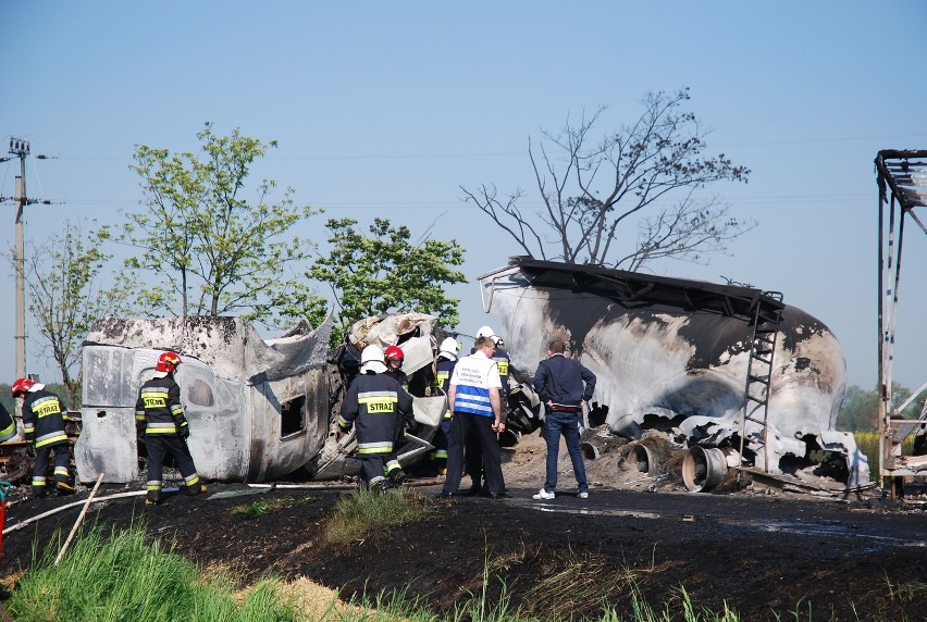 Smolice - Tragiczny wypadek: spaliły się trzy tiry, dwaj kierowcy nie żyją [ZDJĘCIA]