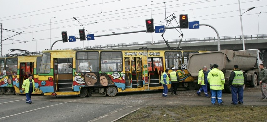 Wypadek przy AOW. Ciężarówka wjechała w tramwaj (ZDJĘCIA)