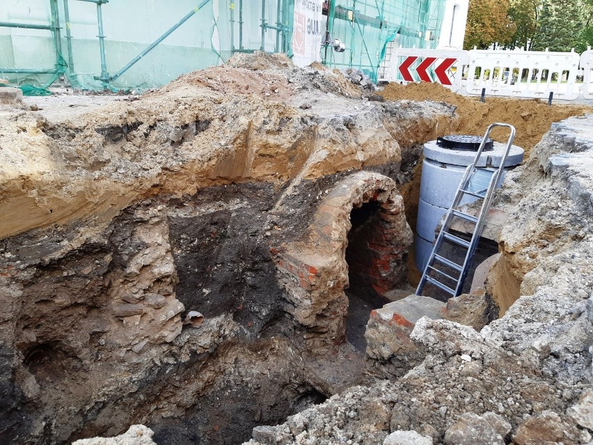 Chełm. Archeolodzy odkopali tunel łączący sanktuarium z budynkami klasztoru