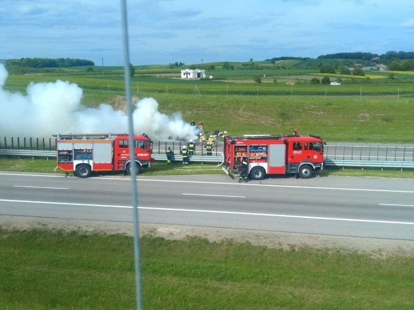 Na autostradzie A4 w Chłopicach koło Jarosławia zapalił się samochód BMW