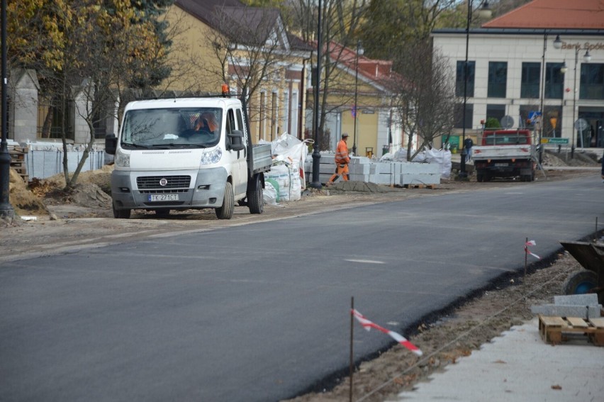 Pierwsza warstwa asfaltu przykryła ulicę Księdza Granata w Końskich. Zobaczcie, co się tam zmieniło. Zobacz zdjęcia