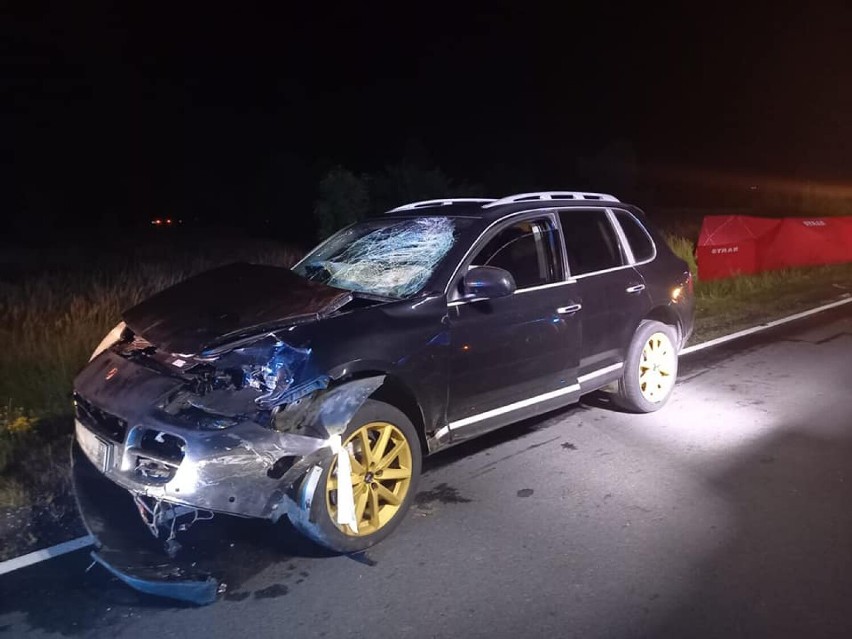 Wypadek w Sompolnie. Porsche zderzyło się z motorowerem. Nie żyją dwie osoby