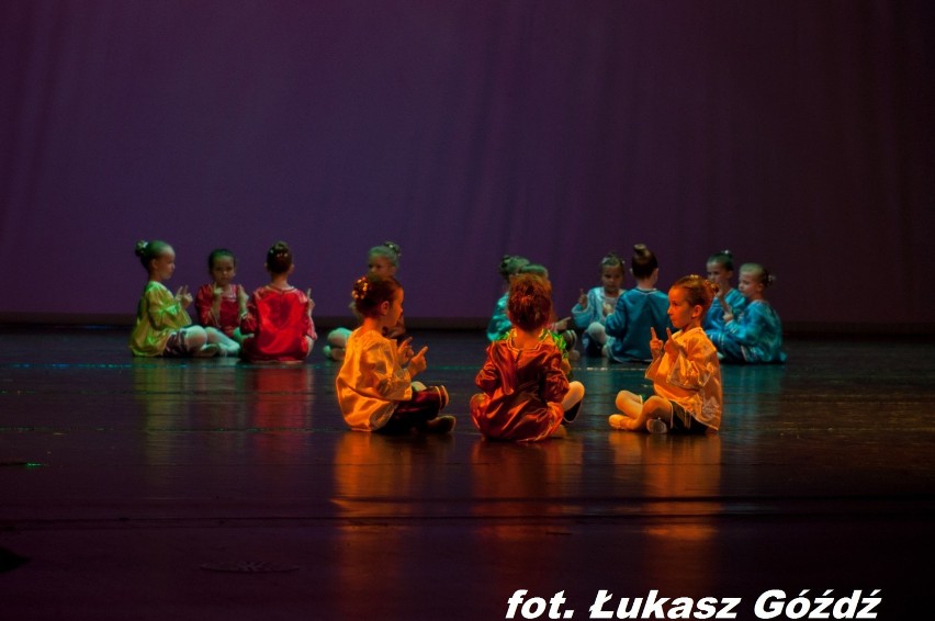 Najmłodsi tancerze w "Tańcu chińskim" z baletu 'Dziadek do orzechów"