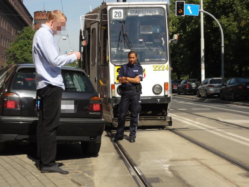 Źle zaparkowane auto blokowało przejazd na Podwalu. Tramwaje jeździły objazdem