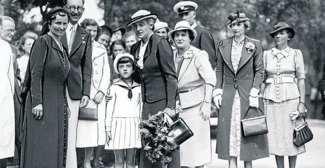 Gdyńska tzw. Rodzina Wojskowa - należące do niej kobiety zajmowały się m.in. dożywianiem kilkuset gdyńskich dzieci. Stowarzyszenie pań założyła jedyna przedwojenna gdyńska radna - Maria Róża Frankowska