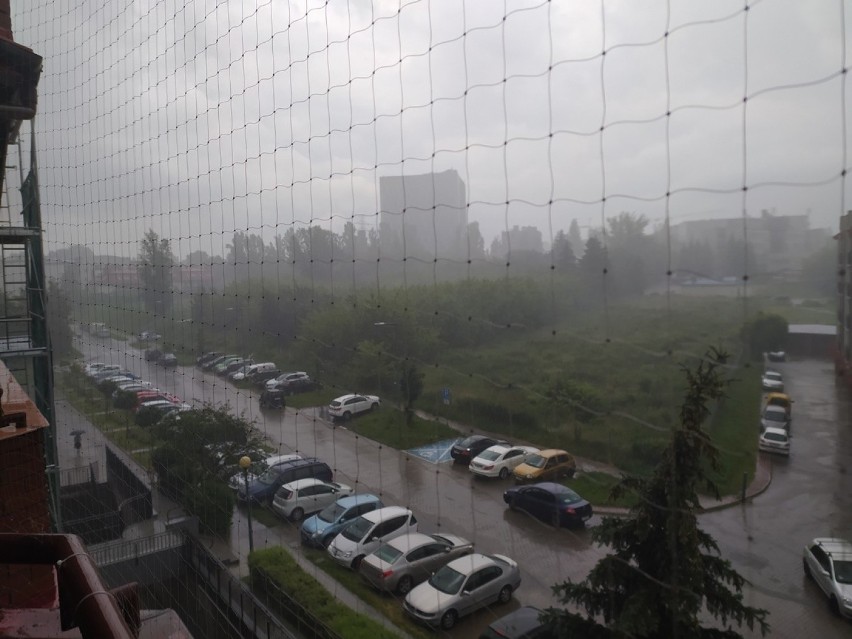 W Piotrowicach-Kolonii spadł grad wielkości piłeczek do ping-ponga. W Lublinie woda wlewa się do restauracji i parkingów. Zobacz