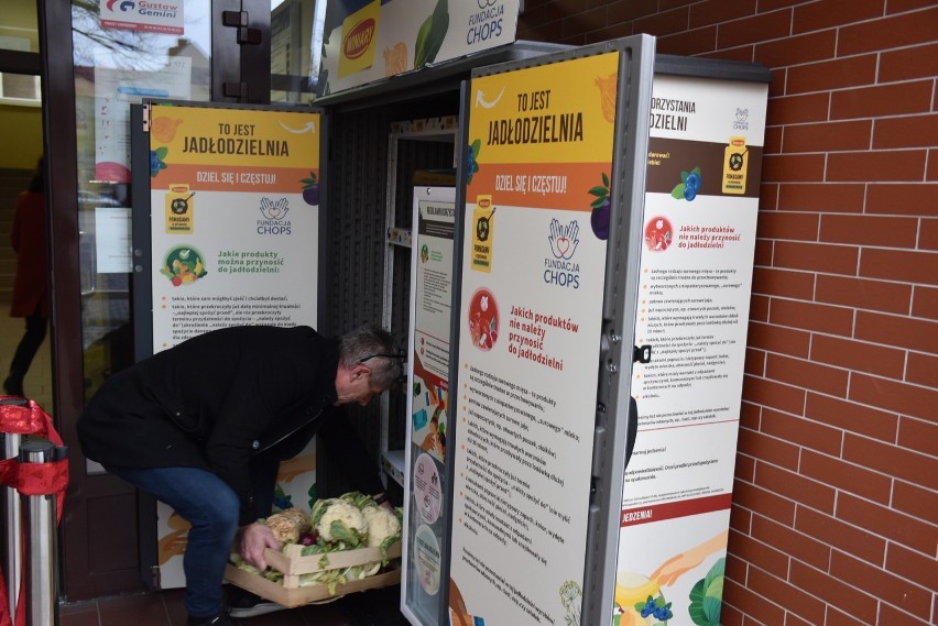 Na Rynku Staromiejskim w Stargardzie otwarta została Jadłodzielnia. To szafa i lodówka, w których każdy może zostawić lub zabrać żywność 