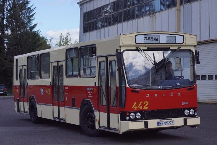 Podczas 27 Finału WOŚP na rzeszowski Rynek będzie kursował specjalny autobus - jelcz PR110U z 1982 roku [TRASA]