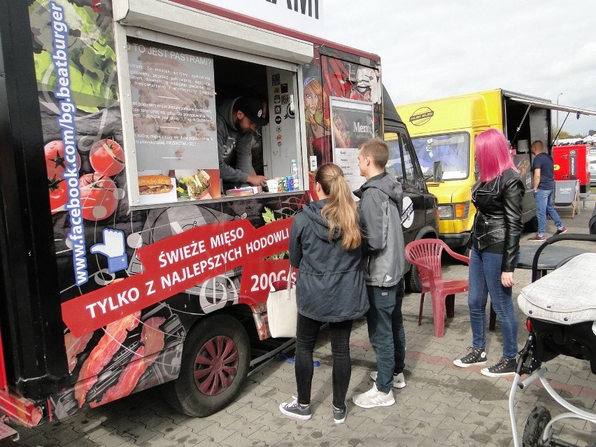 Zlot Food Trucków w Radomiu. Setki osób smakują dania przed galerią handlową Atrium Gama