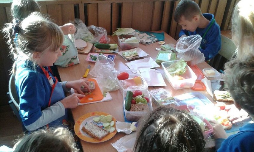 Uczniowie w Jastrzębiu: dzieciaki przygotowują śniadanie