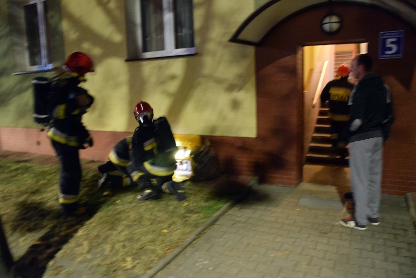 Halloweenowy psikus?! Stargardzcy strażacy i policjanci działali przy ulicy Słowackiego 5
