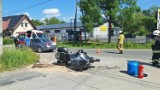 Wypadek z udziałem motocyklisty i samochodu osobowego pod Krakowem. Kierowca motocykla trafił do szpitala