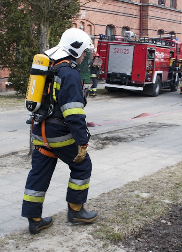 Strażak w oporządzeniu bojowym z aparaturą ODO - ochrony dr&oacute;g oddechowych. Fot. Artur Hossa