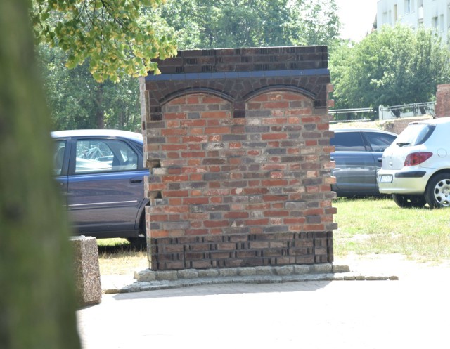 Pomnik, który powstał przy ul. Piastowskiej w Malborku. Zawiera cegły z dawnego Domu Polskiego. Zostanie odsłonięty 11 lipca.