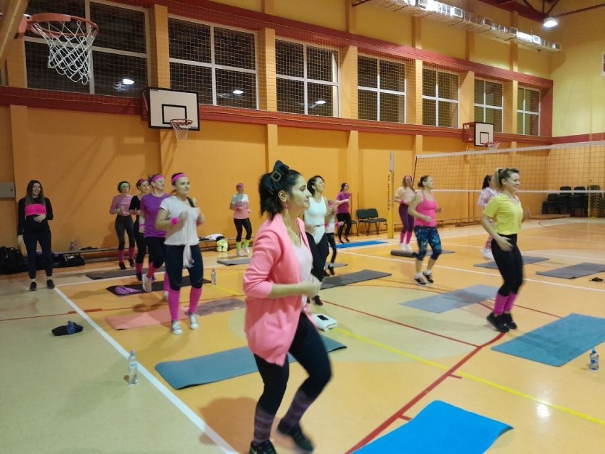 Gmina Blizanów. Andrzejkowy trening fitness w stylu lat 80....