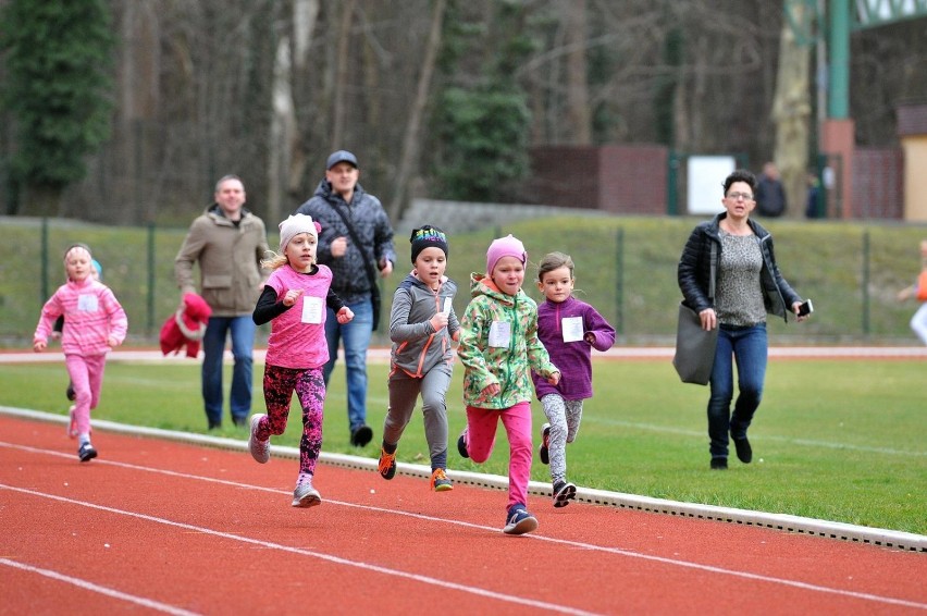 Biegi z marzanną w Świnoujściu - tak sportowcy witali wiosnę