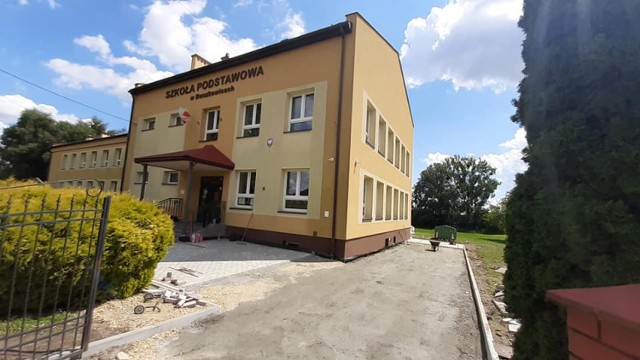 Dzięki pracom brukarskim wypiękniało otoczenia budynku Szkoły Podstawowej w Buszkowicach w gminie Żurawica.