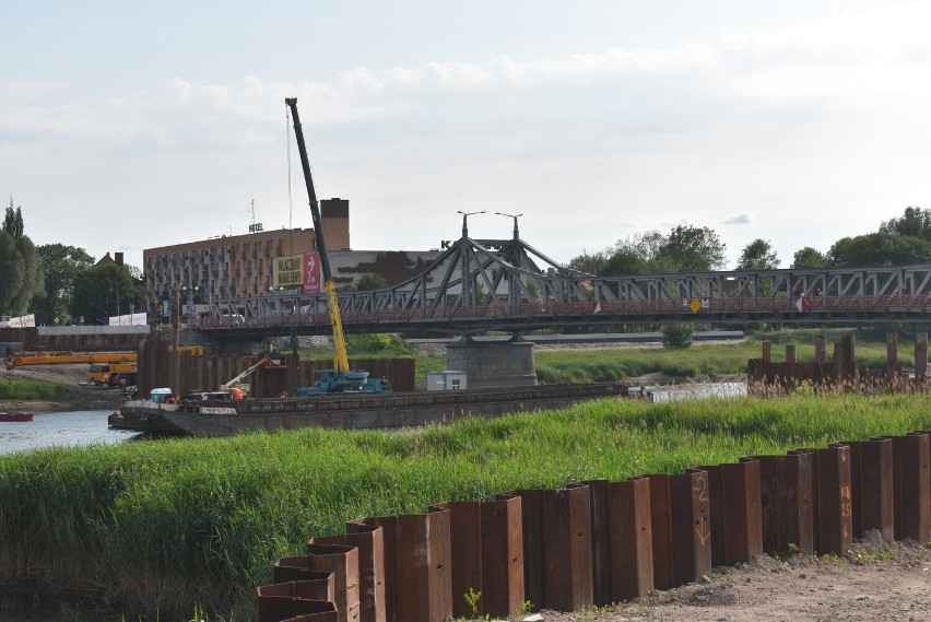 Trwa budowa mostu tymczasowego na Odrze w Krośnie...