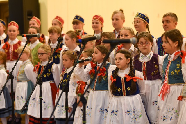 W świetlicy w Olbrachtowie wystąpiły trzy lokalne zespoły śpiewacze: Mała Tęcza, Złoty Kłos i Polne Kwiaty. Okazją była wizyta wicemarszałek Sejmu - Małgorzaty Gosiewskiej.