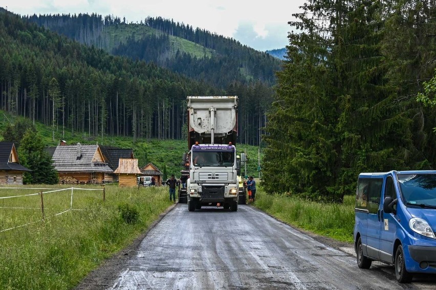 Tatry. Wylali asfalt w Dolinie Chochołowskiej. Na odcinku ok. 3,5 kilometra