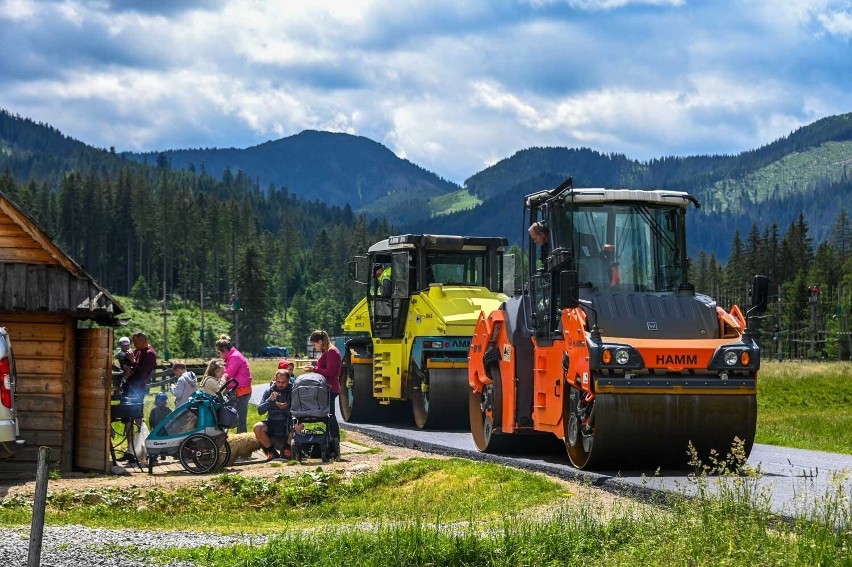 Tatry. Wylali asfalt w Dolinie Chochołowskiej. Na odcinku ok. 3,5 kilometra