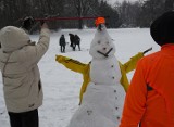 Wielkie lepienie bałwanów w Parku Skaryszewskim [zdjęcia]