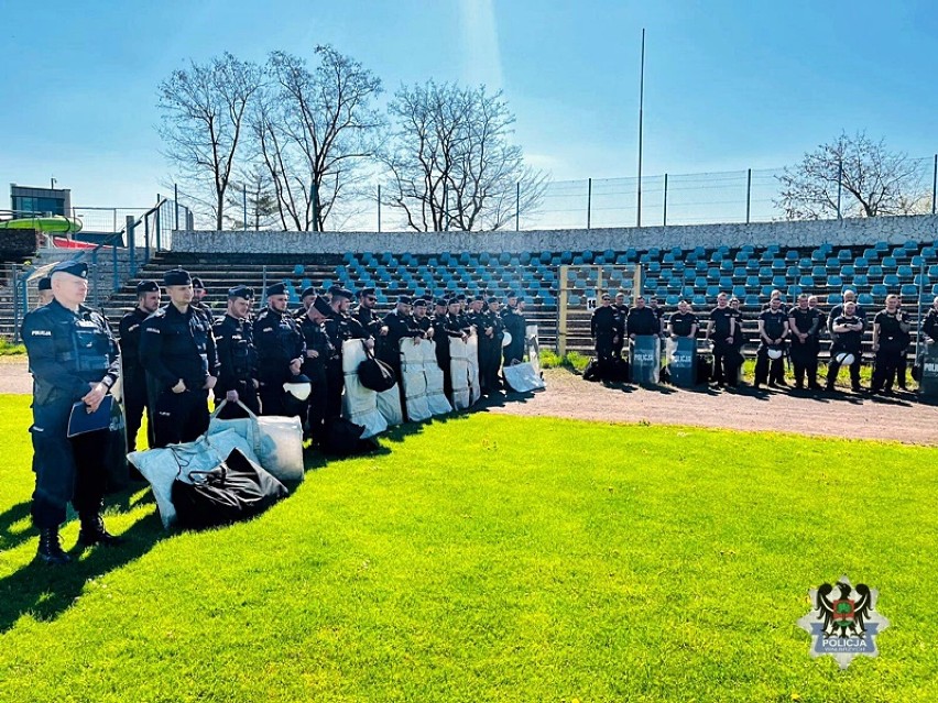 Ćwiczenia policji na wałbrzyskim stadionie