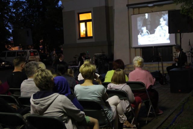 W każdy piątek przy Wieluńskim Domu Kultury odbywają się plenerowe seanse filmowe