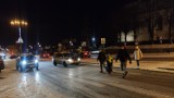 Szklanka na ulicach Piotrkowa. Gołoledź utrudnia ruch. Na drogach i chodnikach jest bardzo ślisko, 20.12.2021 - ZDJĘCIA