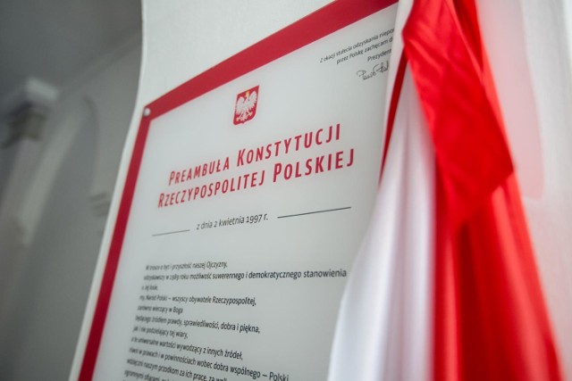 Prezydent Gdańska wiesza preambułę Konstytucji w szkołach. Pojawią się też na przystankach.