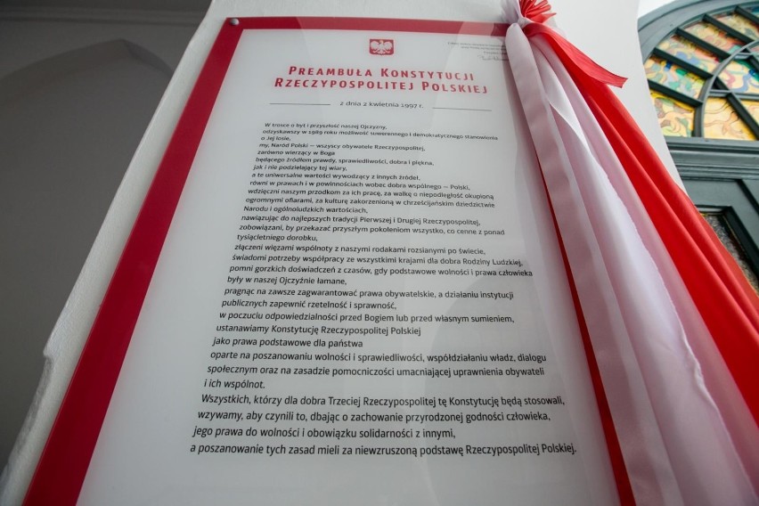 Prezydent Gdańska wiesza preambułę Konstytucji w szkołach....