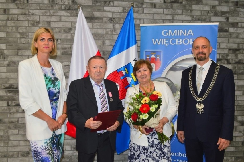 Państwo Teresa i Albin Grochowscy

W Więcborku sześć...